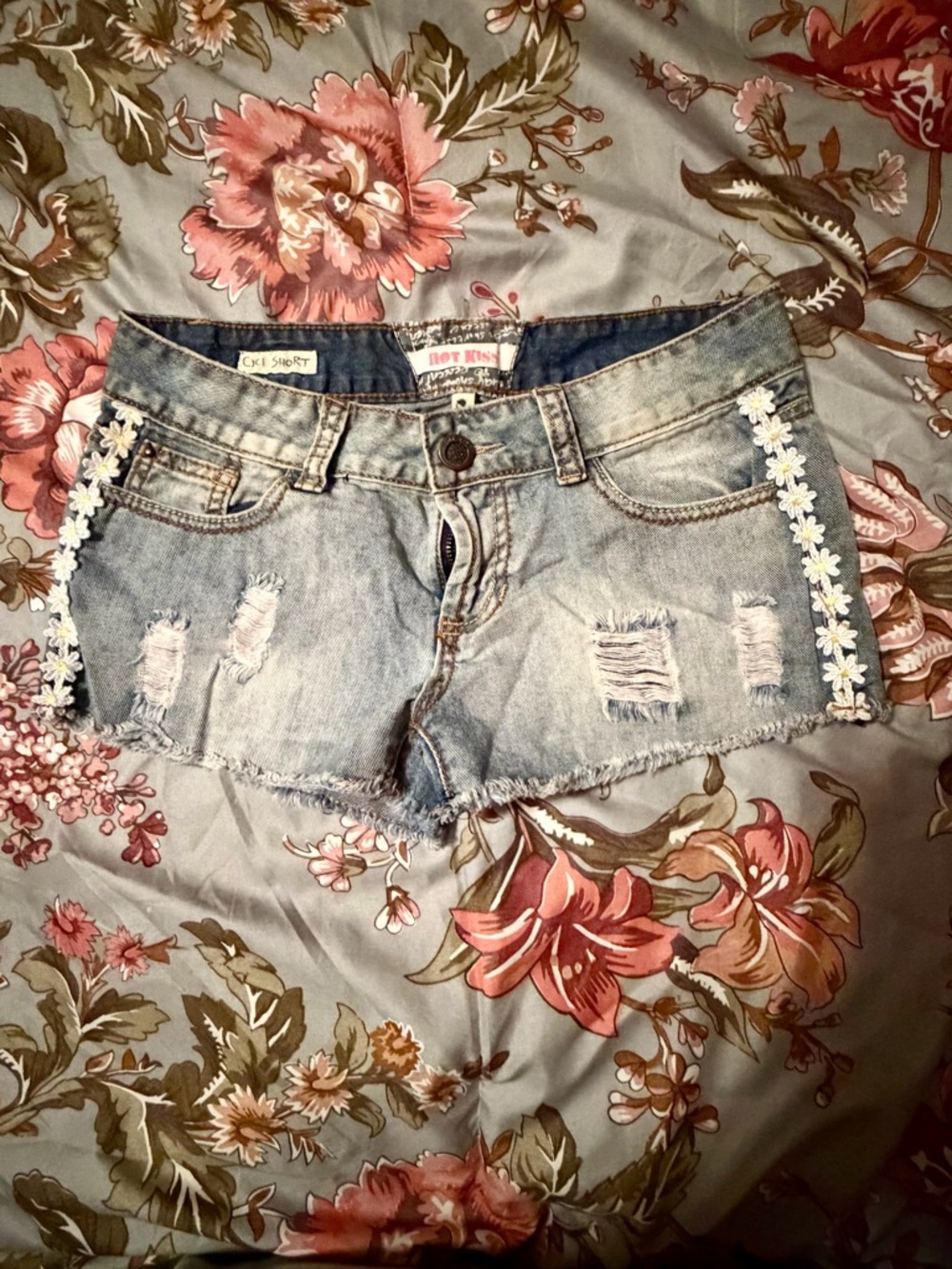 VTG Y2K Hot Kiss Cici Low Rise Daisy Mini Shorts - Size 3